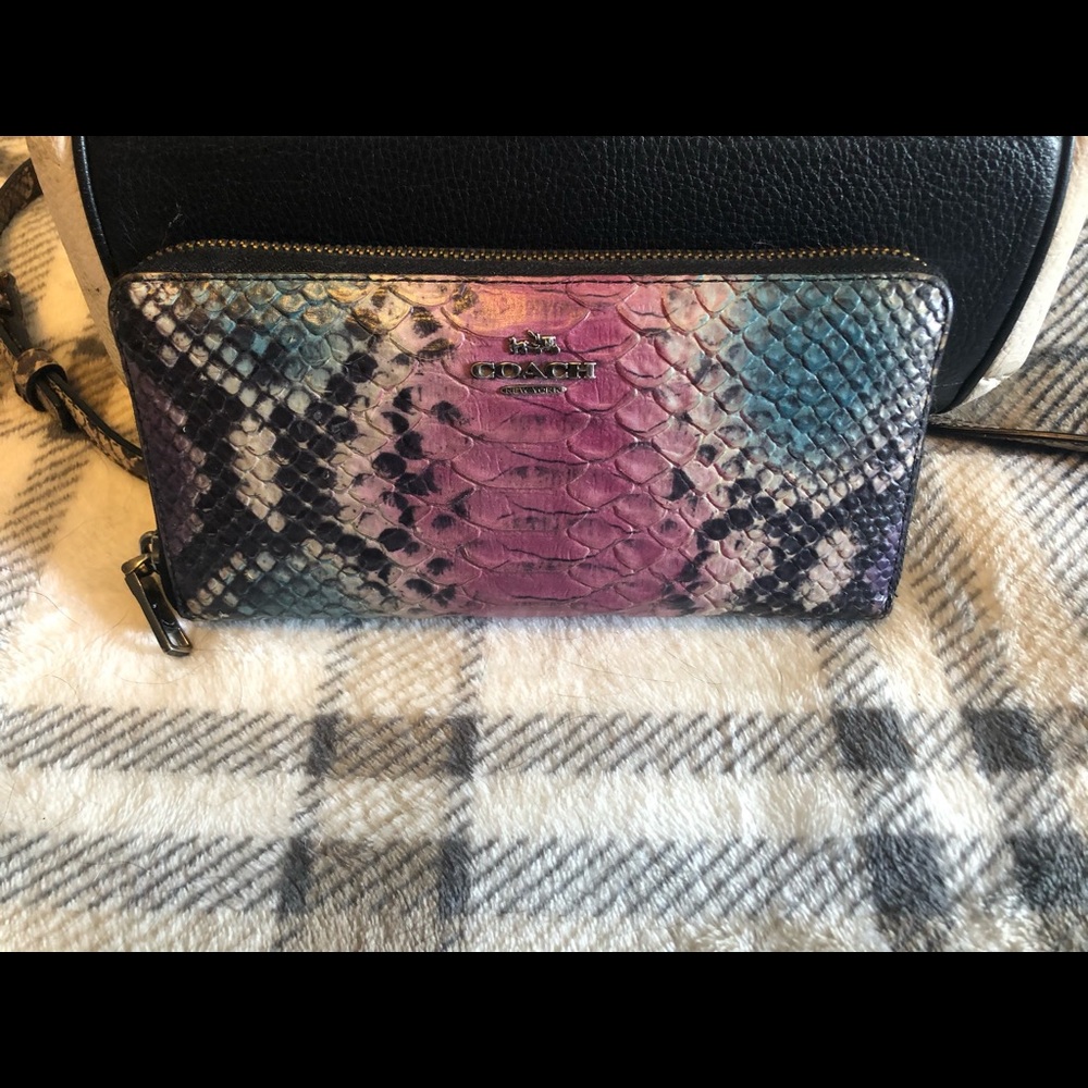 Fabulous Coach Wallet - Picture 2 of 5